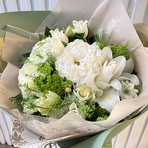 花ギフト 季節の花の白と緑の花束