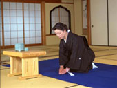 祭壇の前に座り、一礼する。