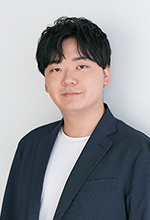 ナレーターの岸本大毅の顔写真