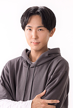 ナレーターの直井達哉の顔写真