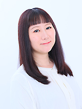 ナレーターの飯田麻里の顔写真